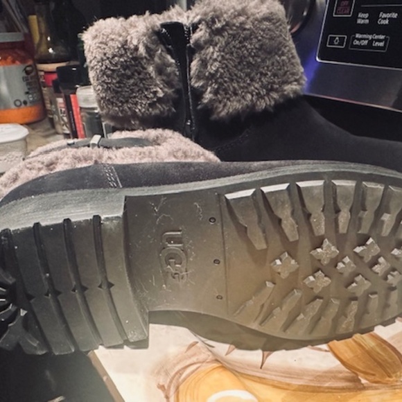 BRAND NEW NEVER USED UGG Fur Trim Boots (Booties) 9.5 US - Picture 9 of 13